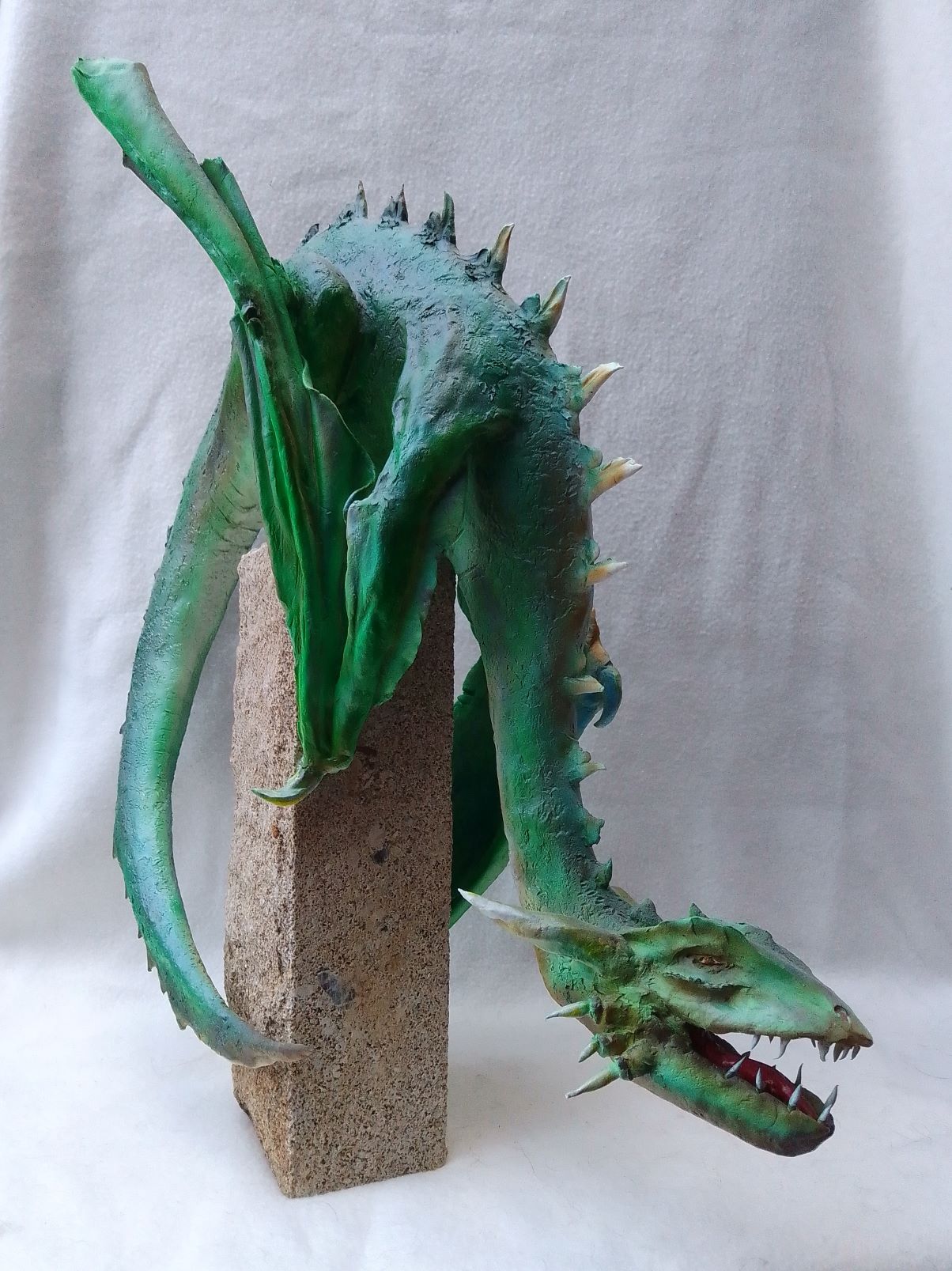 Drache auf Stein